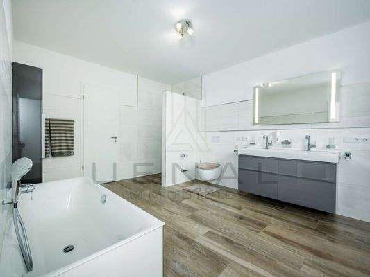 DG: Badezimmer mit Badewanne