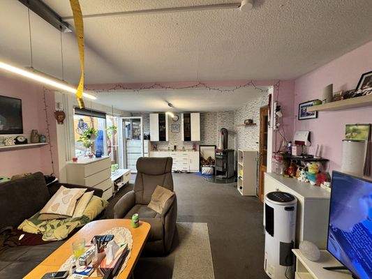 ... mit Kamin und Gartenzugang.