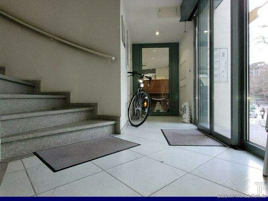 Treppenhaus mit Aufzug - zweiter Eingangsbereich