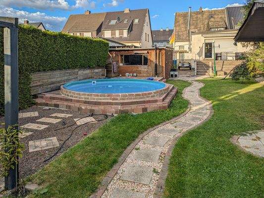 Garten mit Pool und Sauna