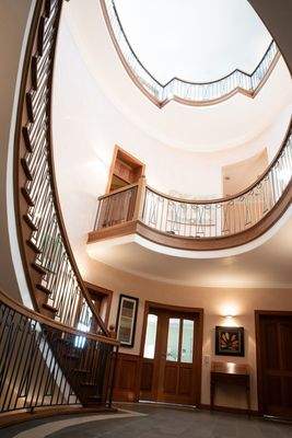 Runde Diele mit Treppe ins Obergeschoss