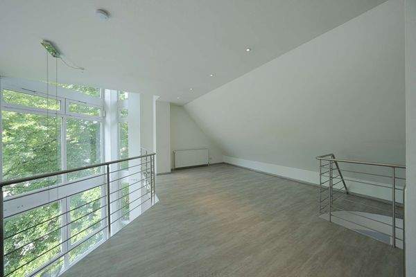 Galeriebereich mit riesiger Fensterfront