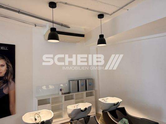 mit Rückwärtsbecken ausgestattet