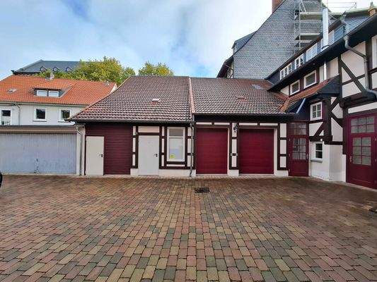 Teilansicht Hof mit Lagerflächen und Doppelgarage