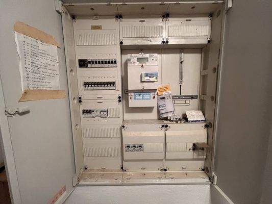 Übersichtlicher Hausanschlusskasten mit durchdachter Raumaufteilung