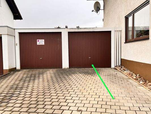 Garage mit weiterem Stellplatz davor