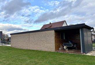 Garage mit Werkstatt und Freisitz