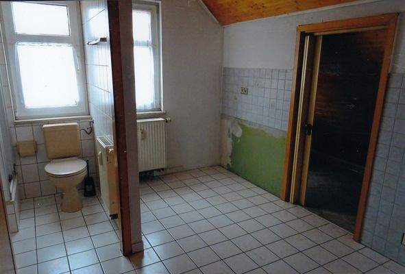 DG-WC, rechts Küche m. Tür zum Zimmer 
