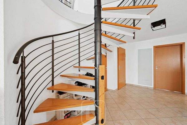 Treppe zur oberen Ebene