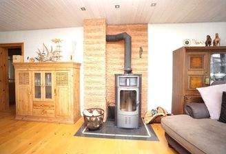 Holzofen im Wohn- und Essbereich