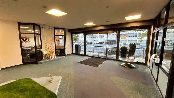 Eingang mit Automatiktür