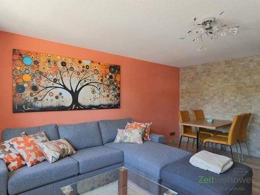 große Sitzecke und Esstisch