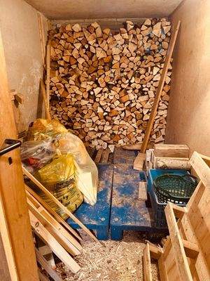 Holzlager mit Abwurf Untergeschoss