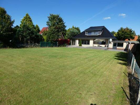 Rasen und Haus