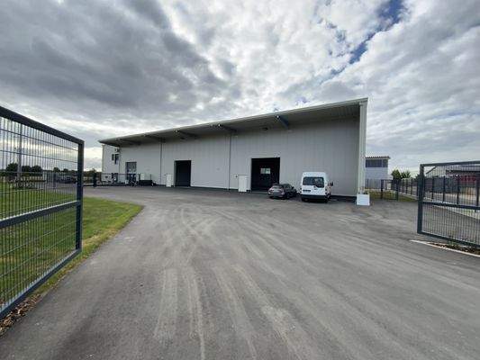 Blick auf die Gewerbehalle