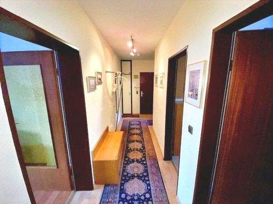 Schnörkellos verbindet der Flur die Räume