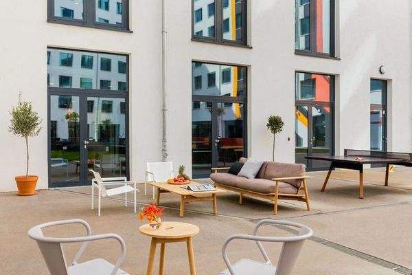 Außenbereich mit Tischtennisplatte (Beispielbild)