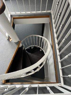 Wendeltreppe Spitzbodenzimmer Wohnung Dachgeschoß.JPG