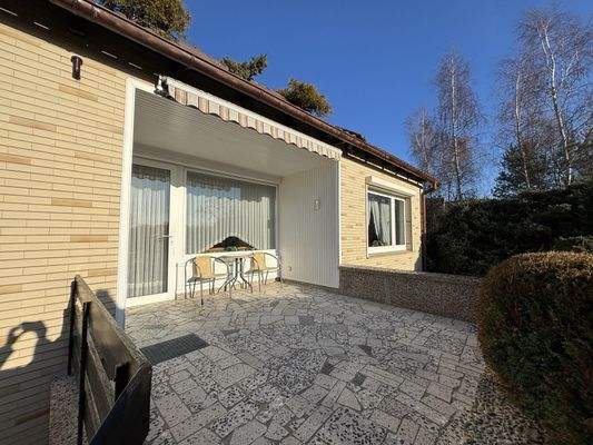 Teilüberdachte Terrasse mit Markise auf der Südseite des Hauses