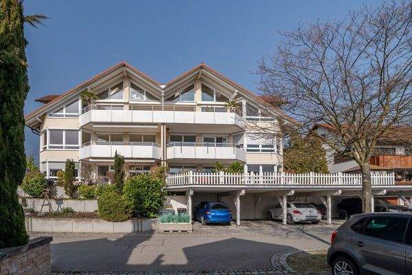 Südansicht mit Carports 