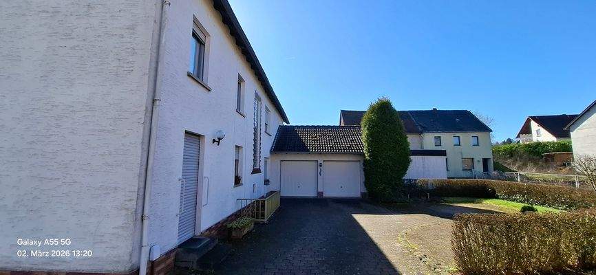 Doppelgarage mit Hof