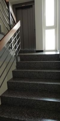 Treppenhaus mit Aufzug