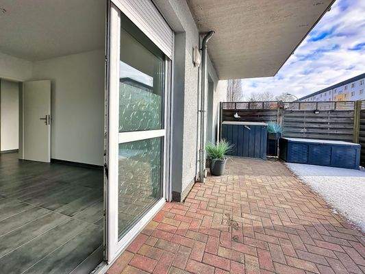 Blick ins Wohnzimmer von Terrasse