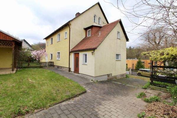 Hausansicht mit Garten