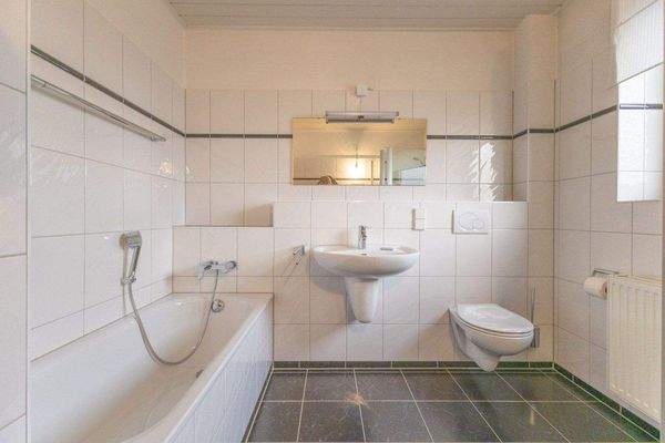 Tageslichtbad mit Badewanne und Dusche