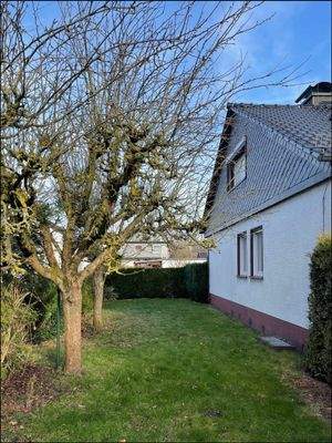 Seitliche Außensicht mit Grünfläche