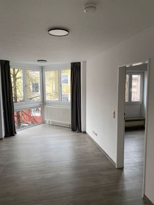 Wohnbereich mit Blick ins Schlafzimmer