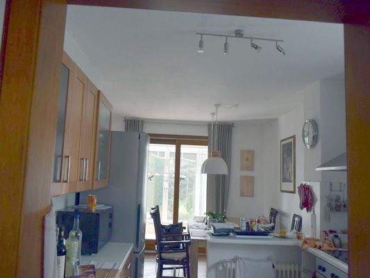 Blick von Küche in Essbereich