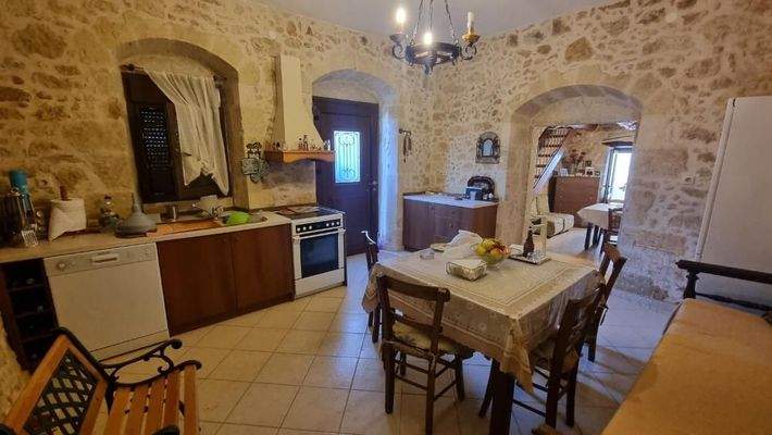 Kreta, Agios Myronas: Einfamilienhaus aus Stein zu verkaufen