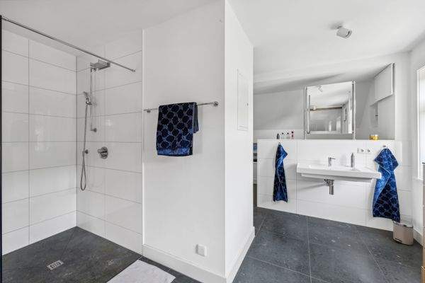 Badezimmer mit Dusche