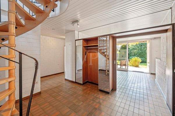 Eingangsbereich mit Wendeltreppe ins Obergeschoss