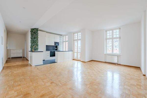 Großzügiges Wohnzimmer mit offener Wohnküche und B