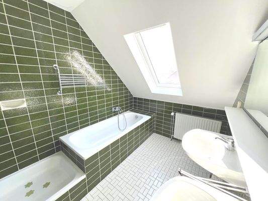 DG Bad mit Wanne und Dusche