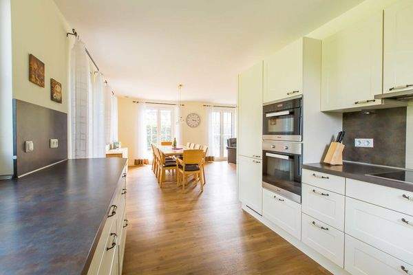 Küche mit Blick zum Essbereich