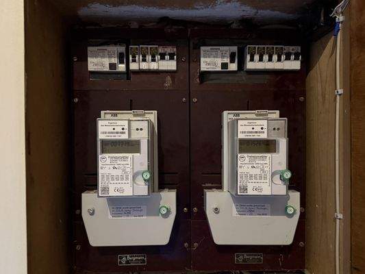 Stromverteilerkasten - zwei Stromzähler