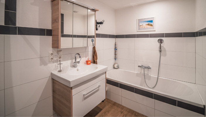 Badezimmer mit Dusche (im Bild nicht ersichtlich) und Badewanne, Toilette in einem sep. Raum