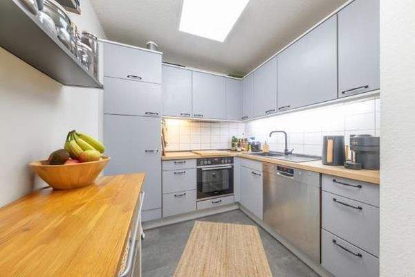 … zur angrenzenden Küche.