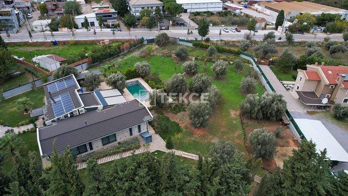 Villa with Pool on Large Plot Near the Coast in İzmir Güzelbahçe