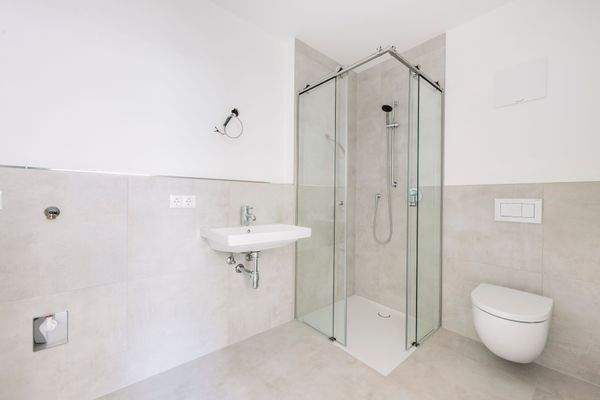 hochwertig ausgestattetes Badezimmer