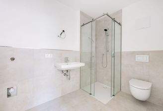 hochwertig ausgestattetes Badezimmer