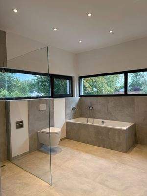 Badezimmer mit Badewanne und Doppelwaschtisch