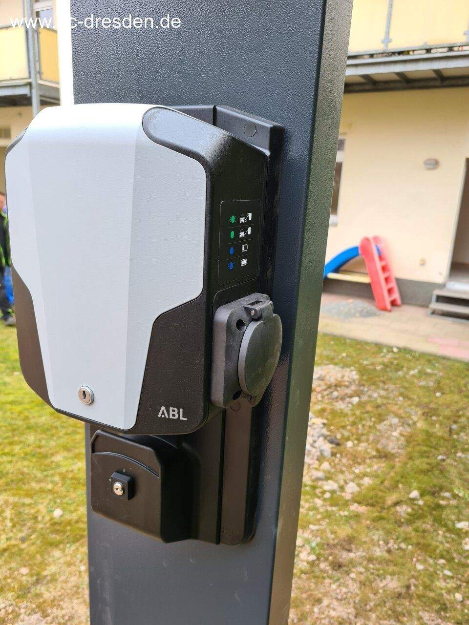 Moderner EStellplatz mit Ladesäule AußenStellplatz Chemnitz
