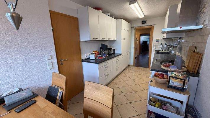 Essplatz mit Blick in die Küche