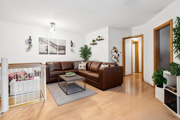 Wohnzimmer EG mit Wendeltreppe zum Souterrain