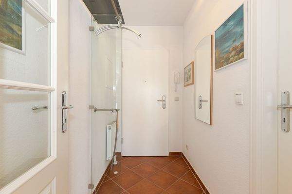 Der geräumige Flur mit Garderobe 