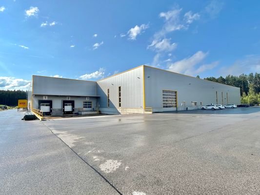 Werkhalle mit Anlieferungszone für drei Lkws